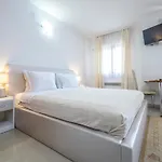 Captain Apartments
